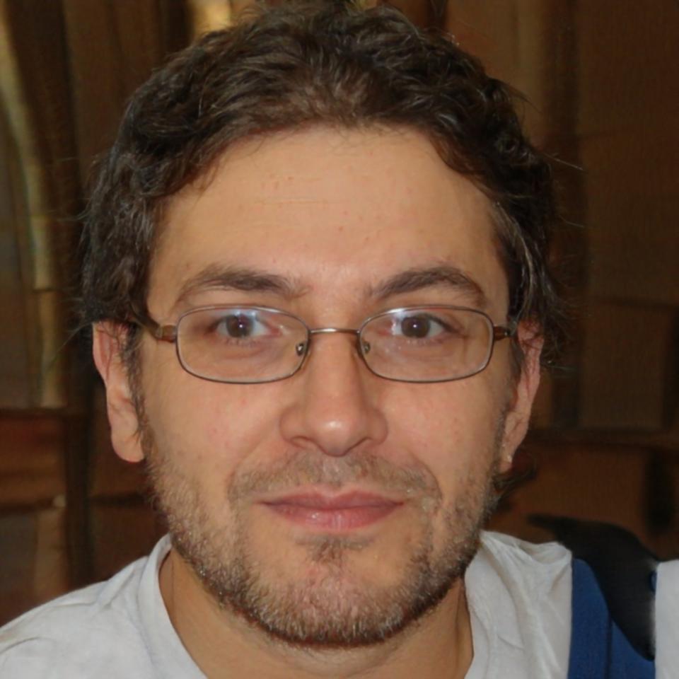 Björn Thorsten Lindqvist beim Überprüfen von Yogamaterialien