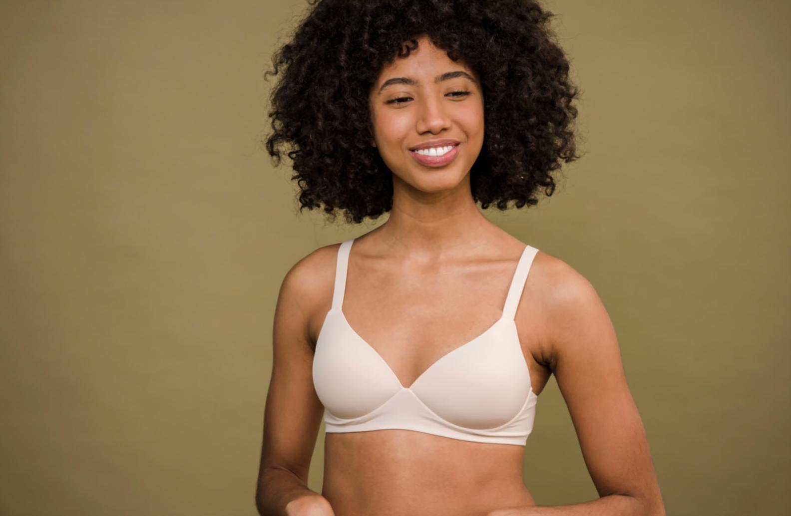 Teilnehmer bei der Ausführung einer fortgeschrittenen Dehnübung